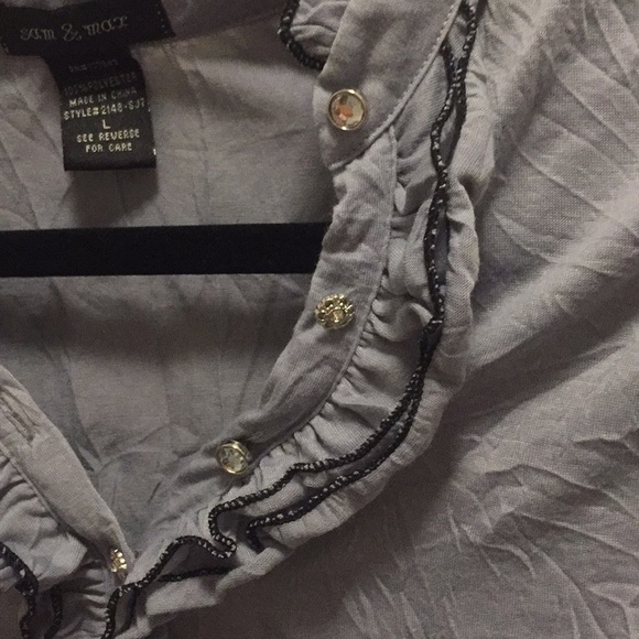 Beautiful NWOT blouse with rhinestone buttons. - Picture 3 of 8